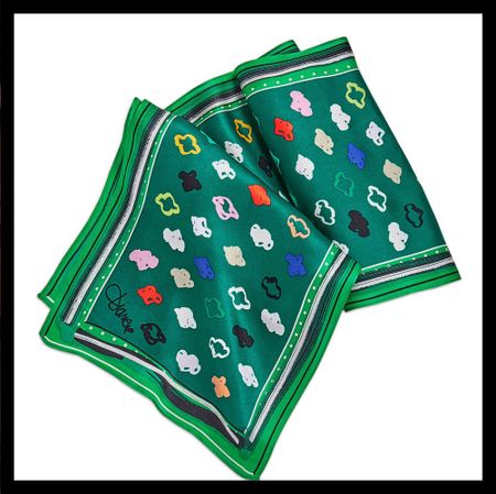 Green, Fashion, Tie, Bow tie, Outerwear, Headgear, Street fashion, Fashion accessory, Style, Scarf, 