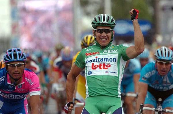 Robbie McEwen (Davitamon-Lotto) in post-race triumph mode