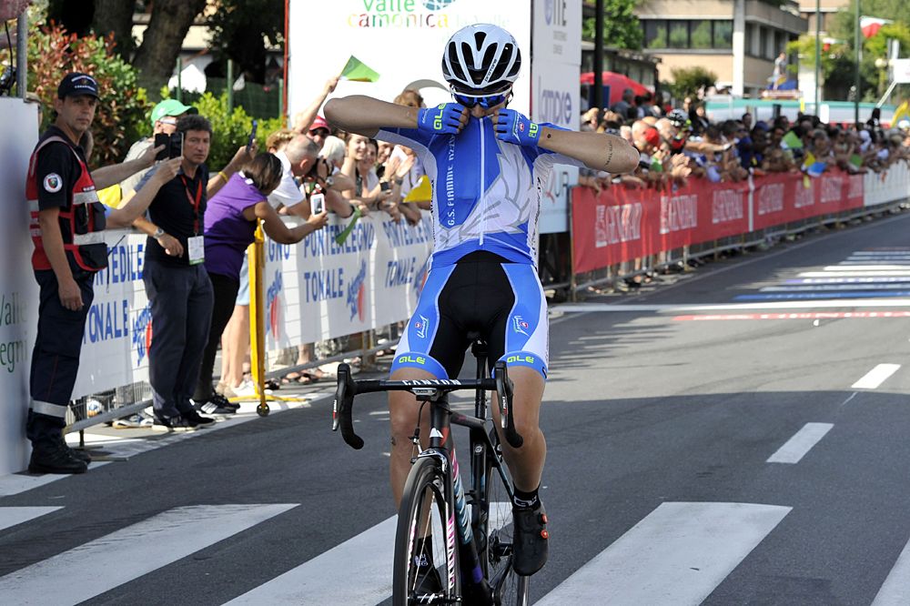 Elena Cecchini defends Italian road title, kisses her national team jersey