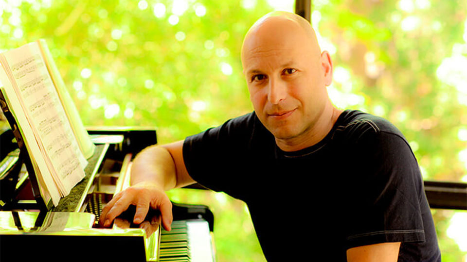 A photograph of Inon Zur.