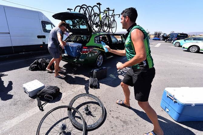 Team Europcar at the feed zone
