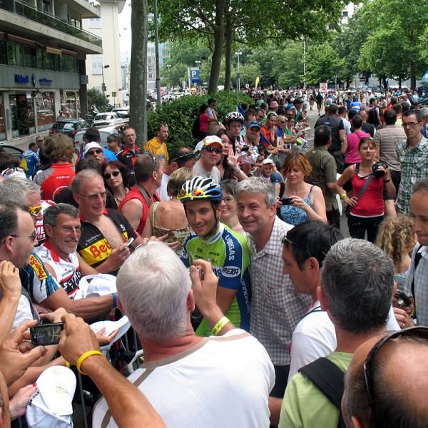 Giro winner Ivan Basso (Liquigas - Doimo) attracts a crowd.