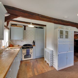 buss farm kitchen with wooden floor and sink