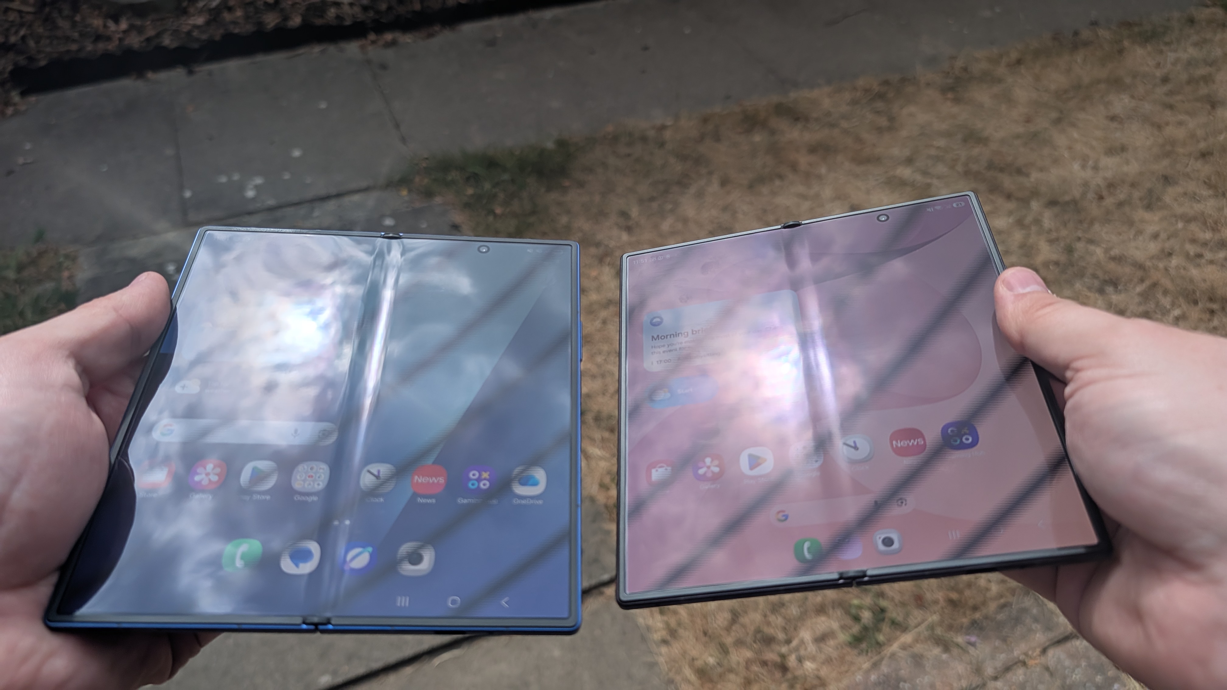 Samsung Galaxy Z Fold 8 و Z Fold 7 کنار هم برای نشان دادن چین و چروک های صفحه نمایش