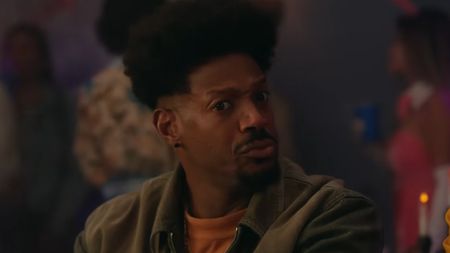 Shorty Meeks (Marlon Wayans) looks over suspiciously in Scary Movie.