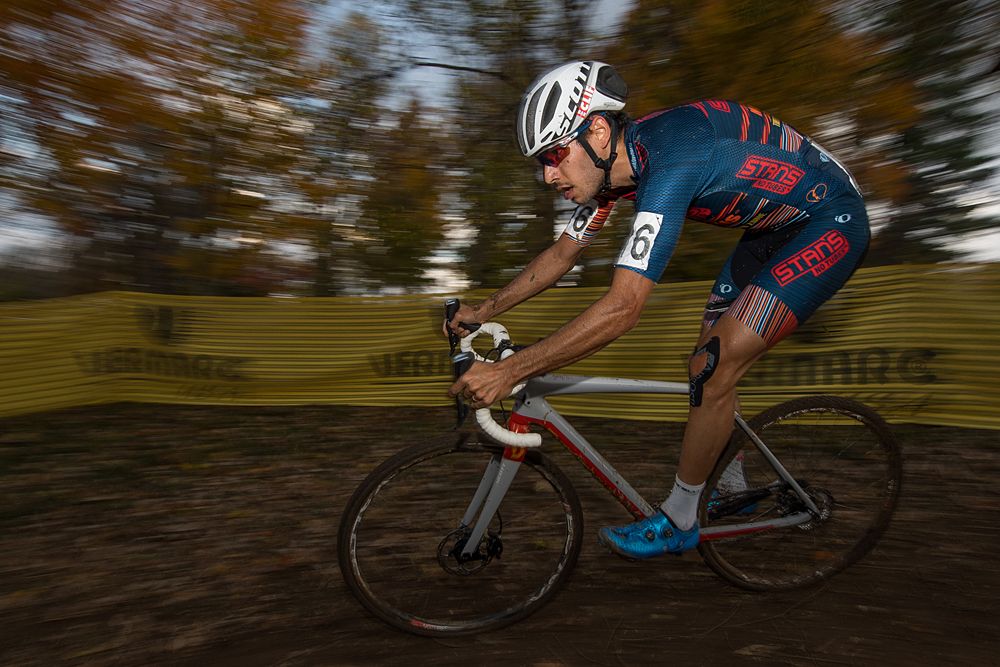 Hector Fernando Riveros Paez (Col) Stans NoTubes p/b Maxxis takes on a descent during the early laps of the race.