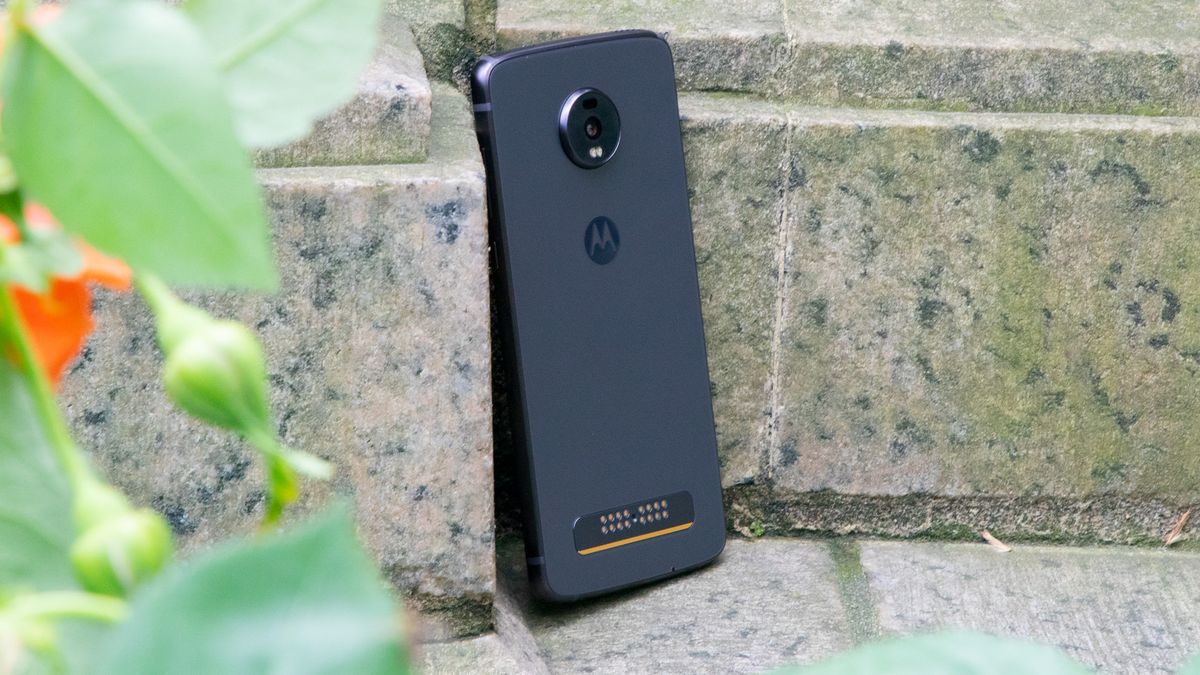 Leaked pictures of flagship 5G Motorola phone surface, but we're not sold