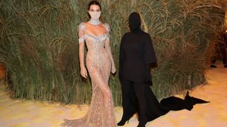 new york, new york september 13 exclusive coverage l r kendall jenner and kim kardashian attend the the 2021 met gala celebrating in america a lexicon of fashion at metropolitan museum of art on september 13, 2021 in new york city photo by jamie mccarthymg21getty images for the met museumvogue