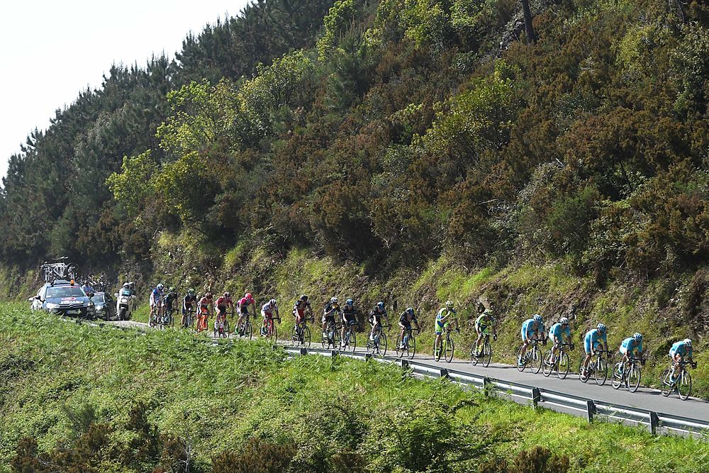 The peloton is lined up