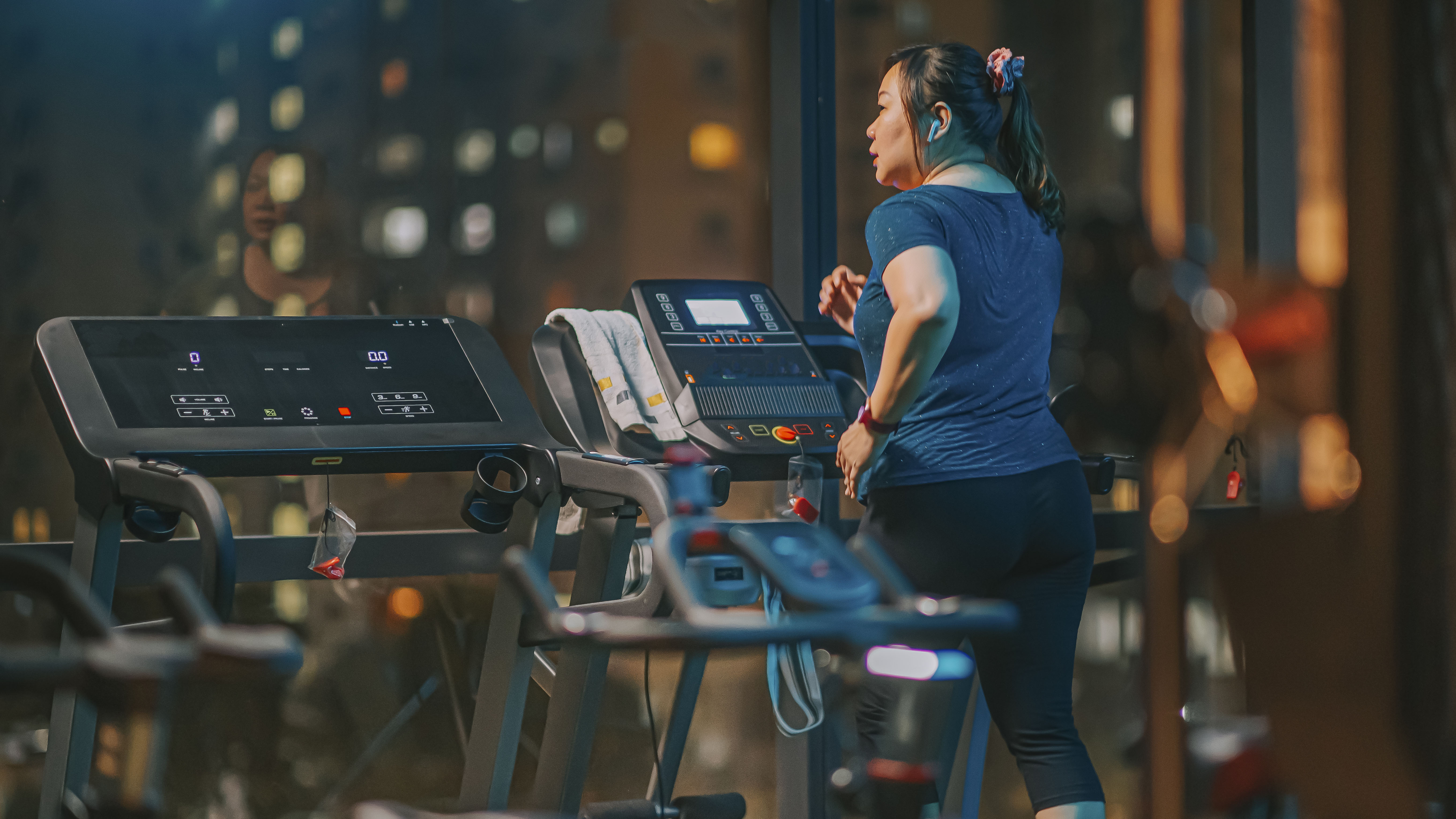 Mujer haciendo ejercicio en el gimnasio por la noche