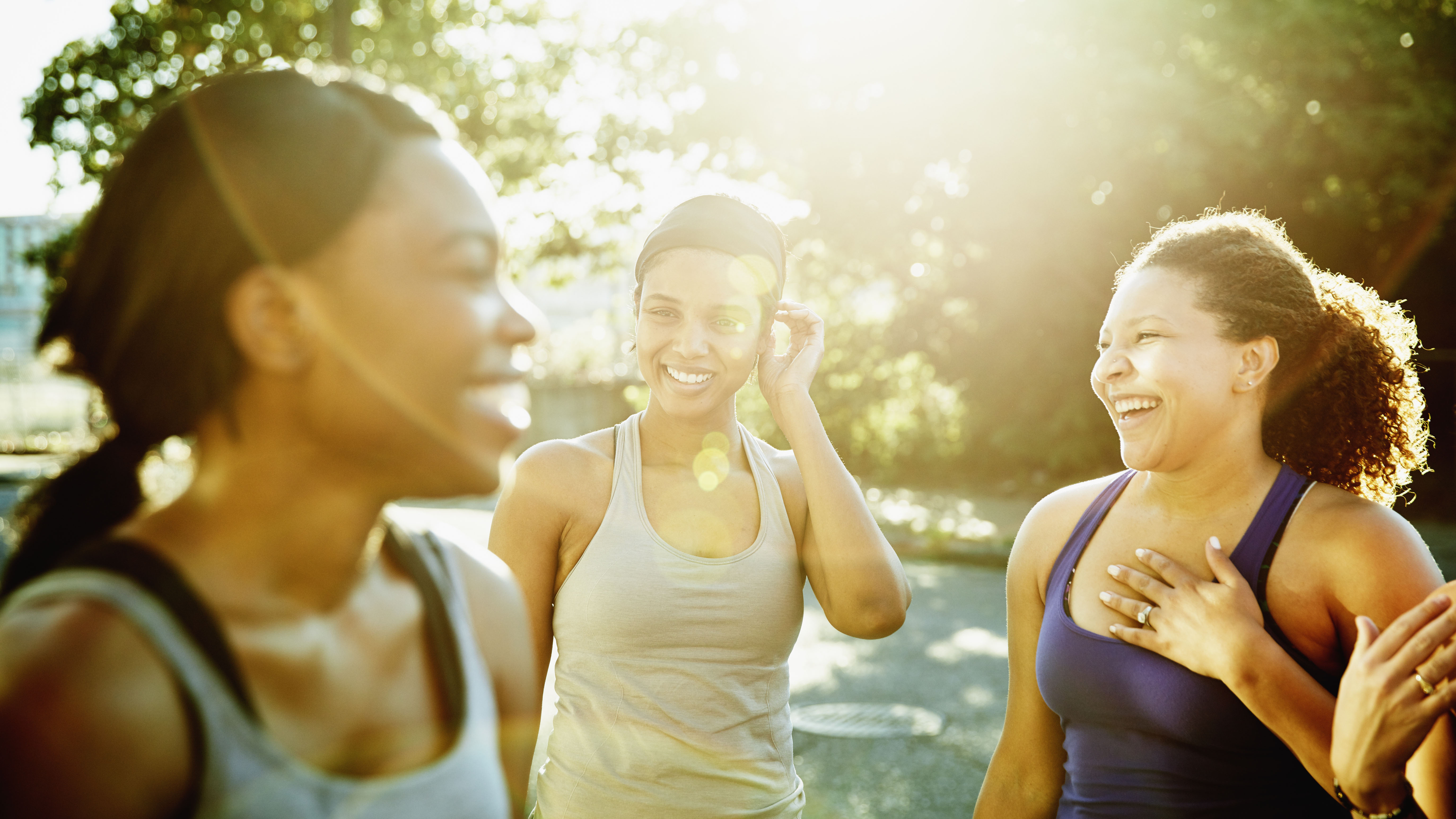 Grupo de mujeres riendo juntas después de correr por la mañana
