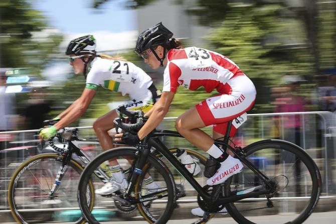 Lizzie Williams in action at the 2014 Mitchelton Bay Cycling Classic.