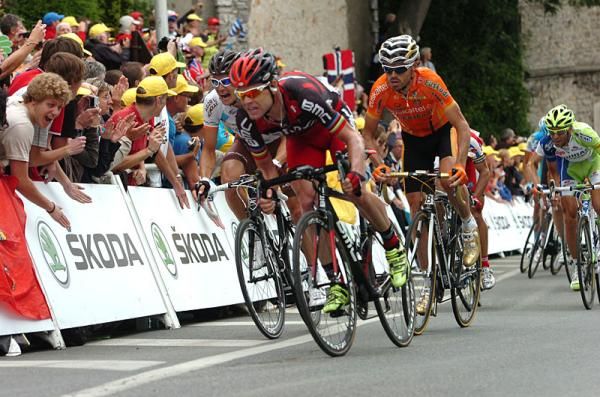 Cadel Evans (BMC) leads Samuel Sanchez (Euskaltel)
