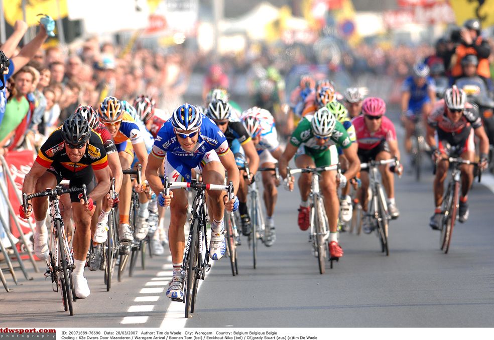 The sprint during the 2007 Dwars door Vlaanderen