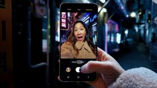 Eine Hand, die das Samsung Galaxy S23 Ultra hält und ein Selfie macht