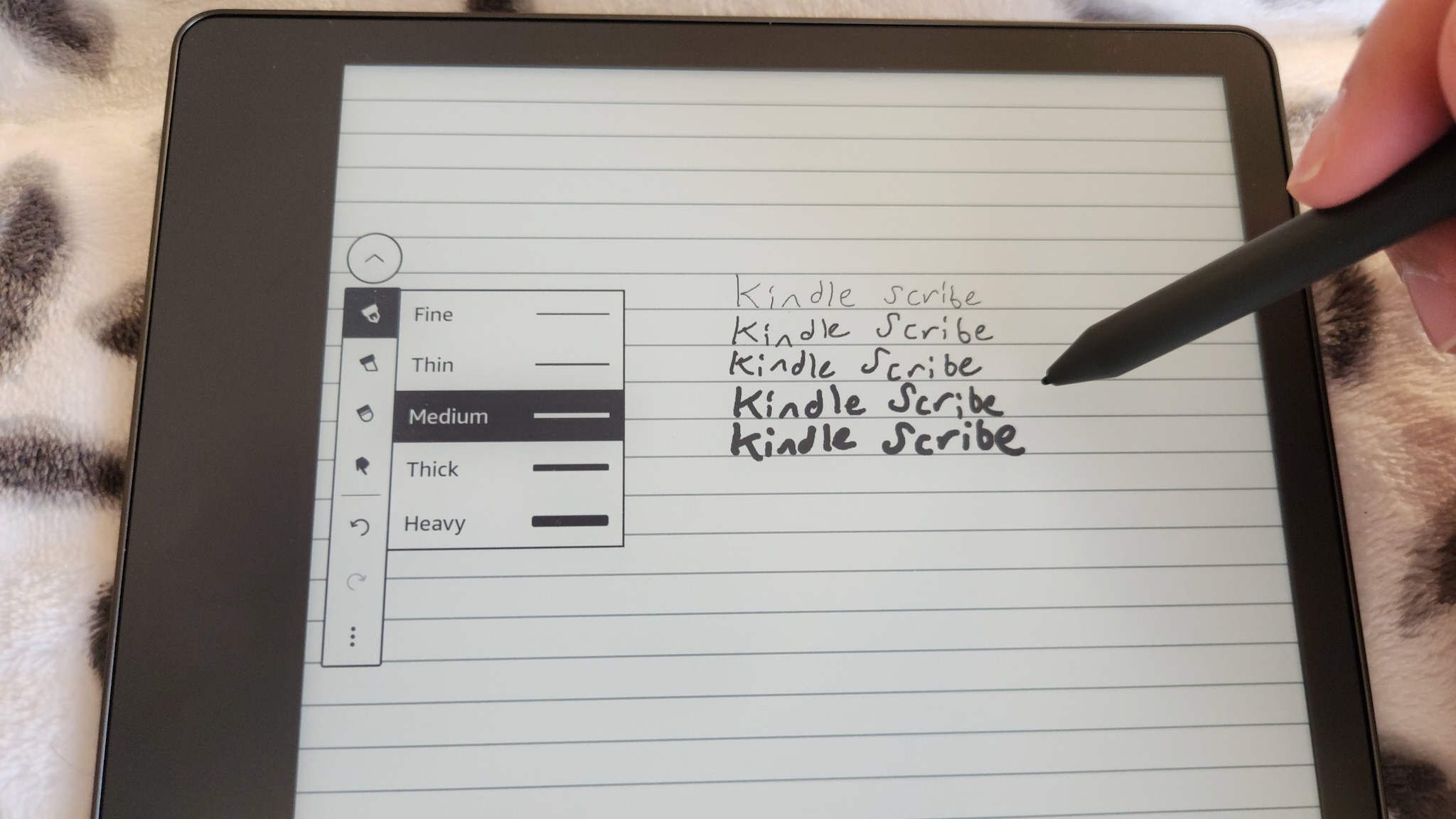 نوشتن نمونه هایی که پنج ضخامت قلم را در Amazon Kindle Scribe نشان می دهد