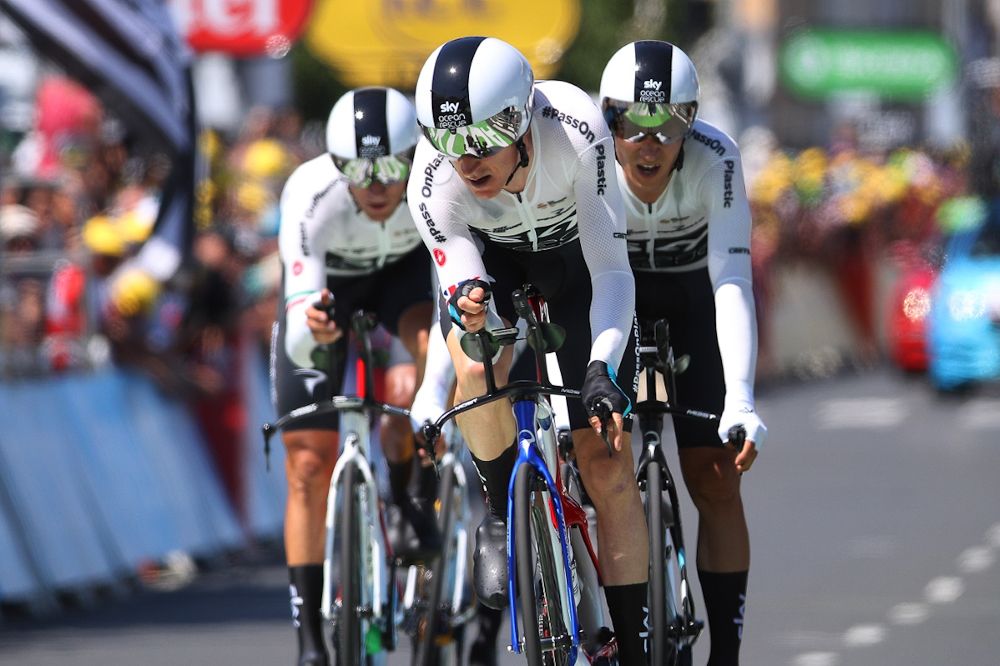 Geraint Thomas at the head of the Team Sky formation