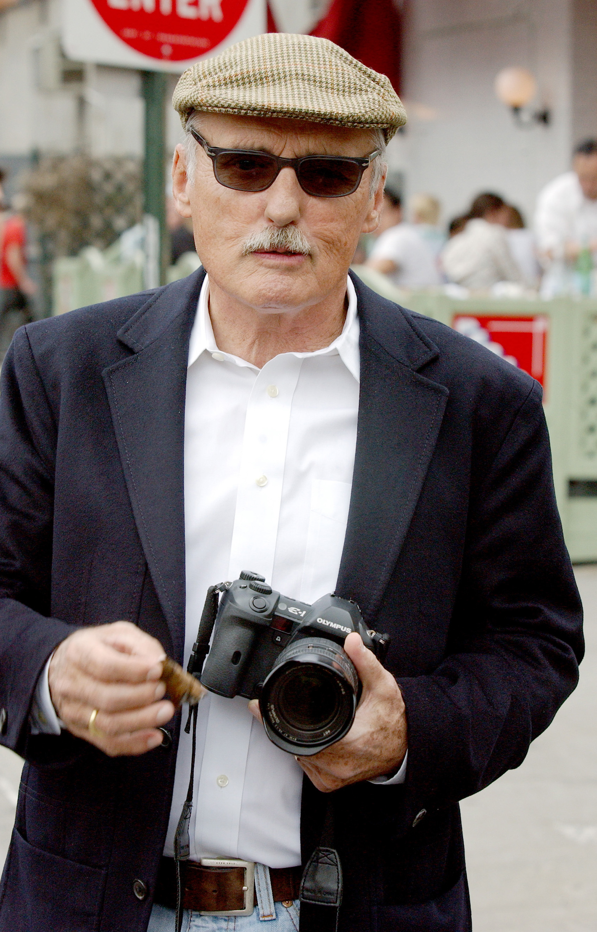 Dennis Hopper shooting street photography with his Olympus E-1