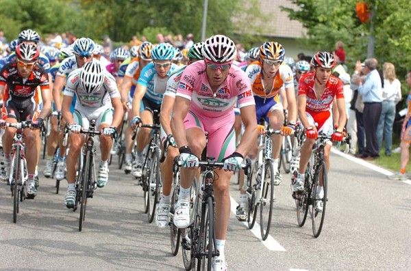 Alessandro Petacchi rode at the front for Di Luca while other sprinters took an early exit to the autobus.