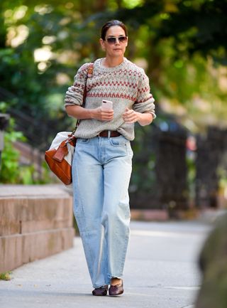 Katie Holmes in baggy jeans and Fair Isle jumper.