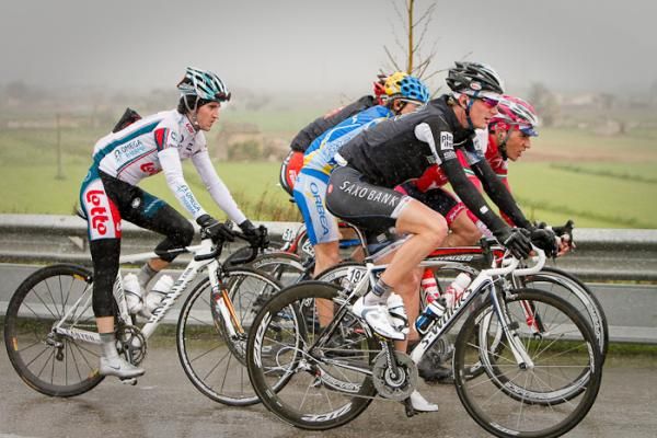 Andre Steensen (Saxo Bank) and a few other riders in the pack.