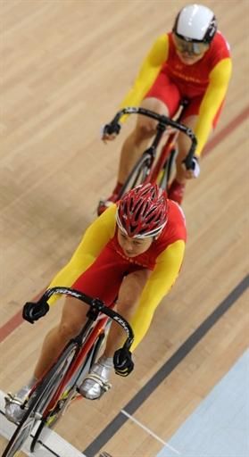 Shuang Guo (China) topped teammate Junhong Lin to win the women's sprint gold medal.