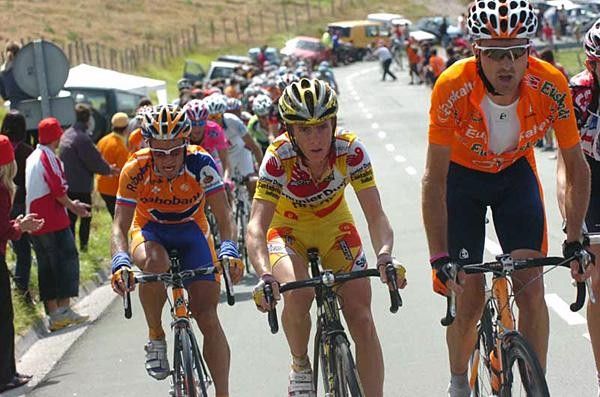 Haimar Zubeldia (Euskaltel) and Ricardo Ricco (Saunier Duval) help control the chase on the Jaizkibel