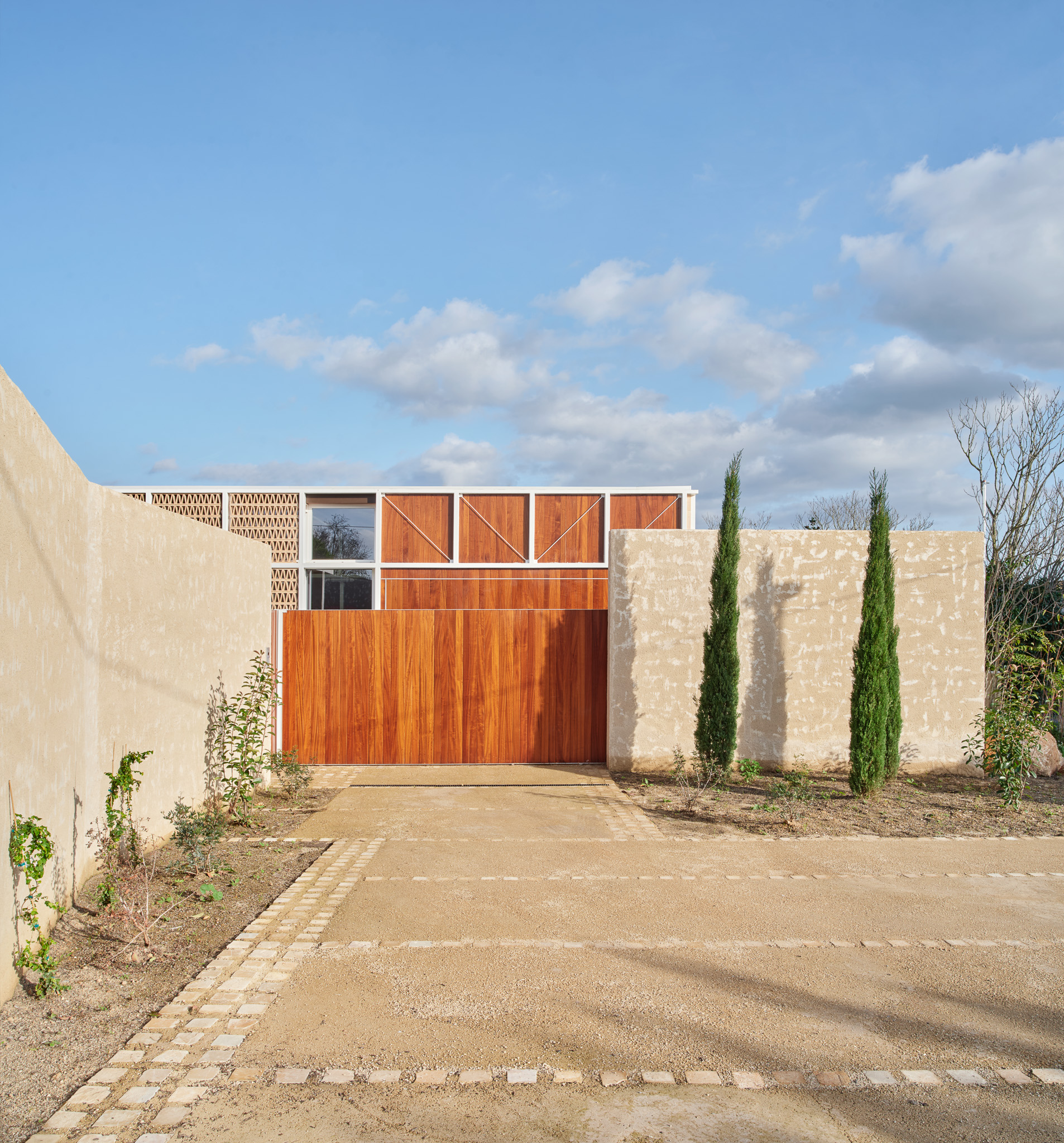 The entrance to Casa Tres Patis, a house surrounded by a high wall