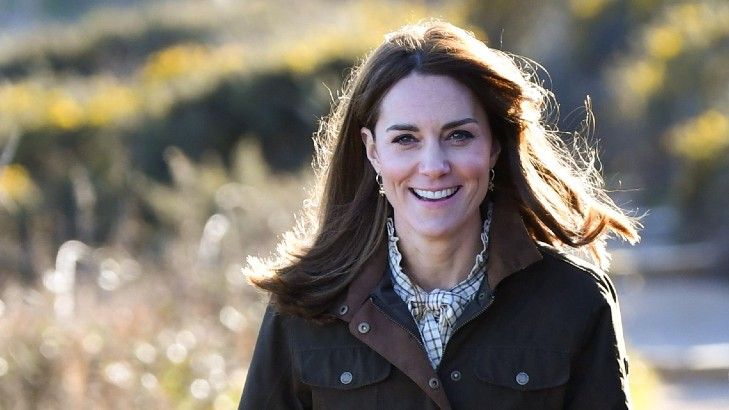 kate middleton walking in the countryside