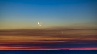 venus next to the moon in the morning sky