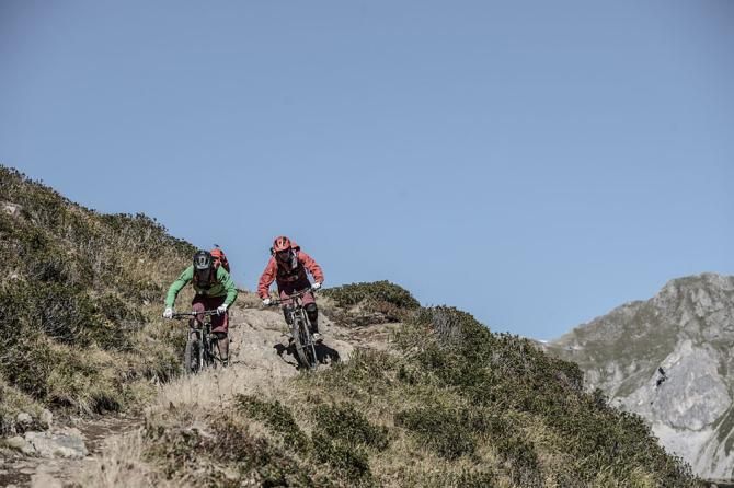Thomas Frischknecht and Thomas Giger fly downhill