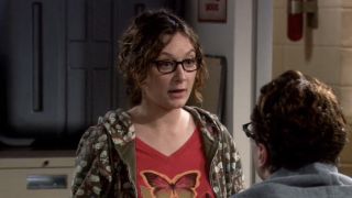 Leslie talking to Leonard in The Big Bang Theory Season 1