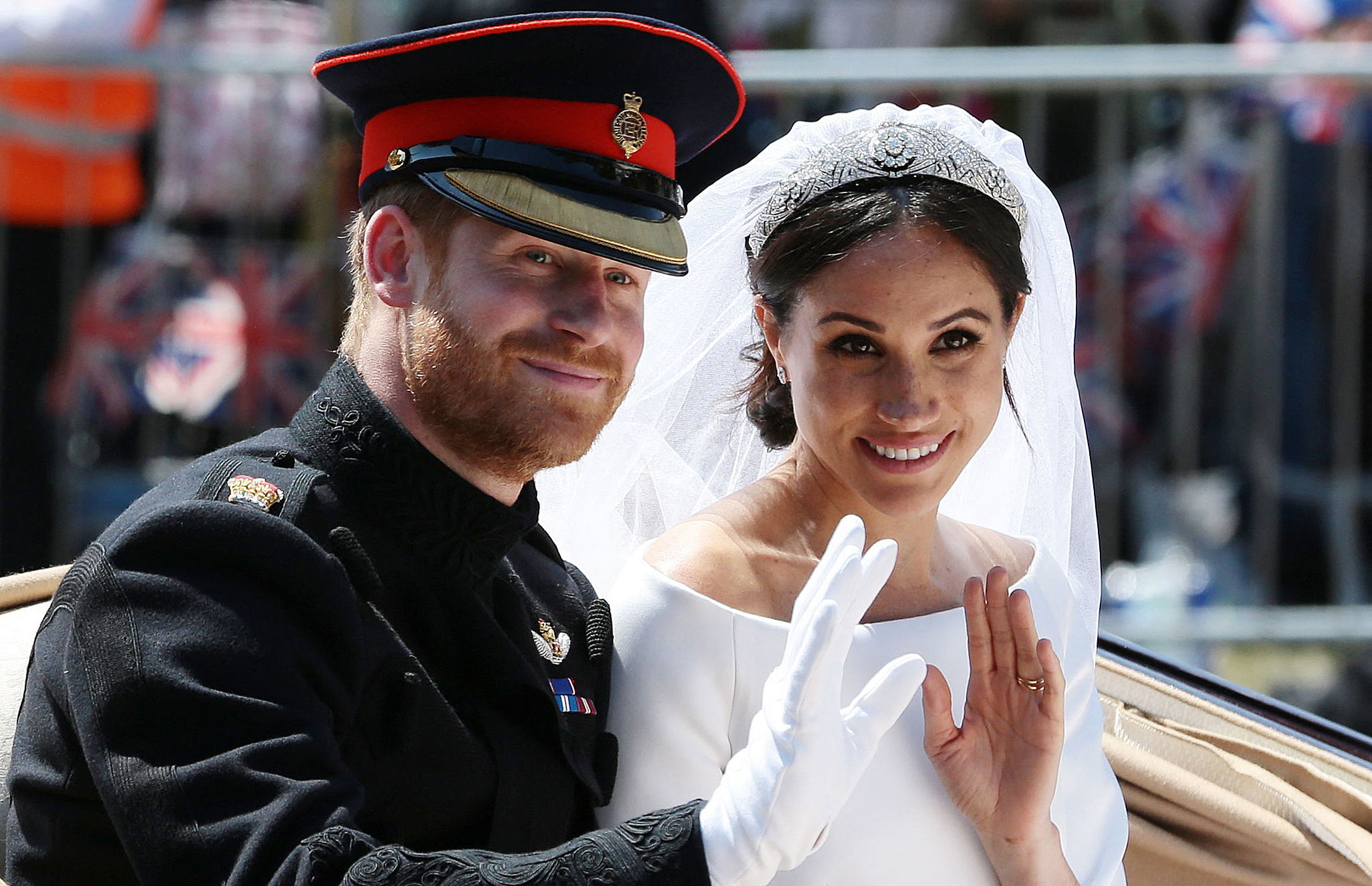 Prince harry and Meghan Markle in a carriage on their wedding day