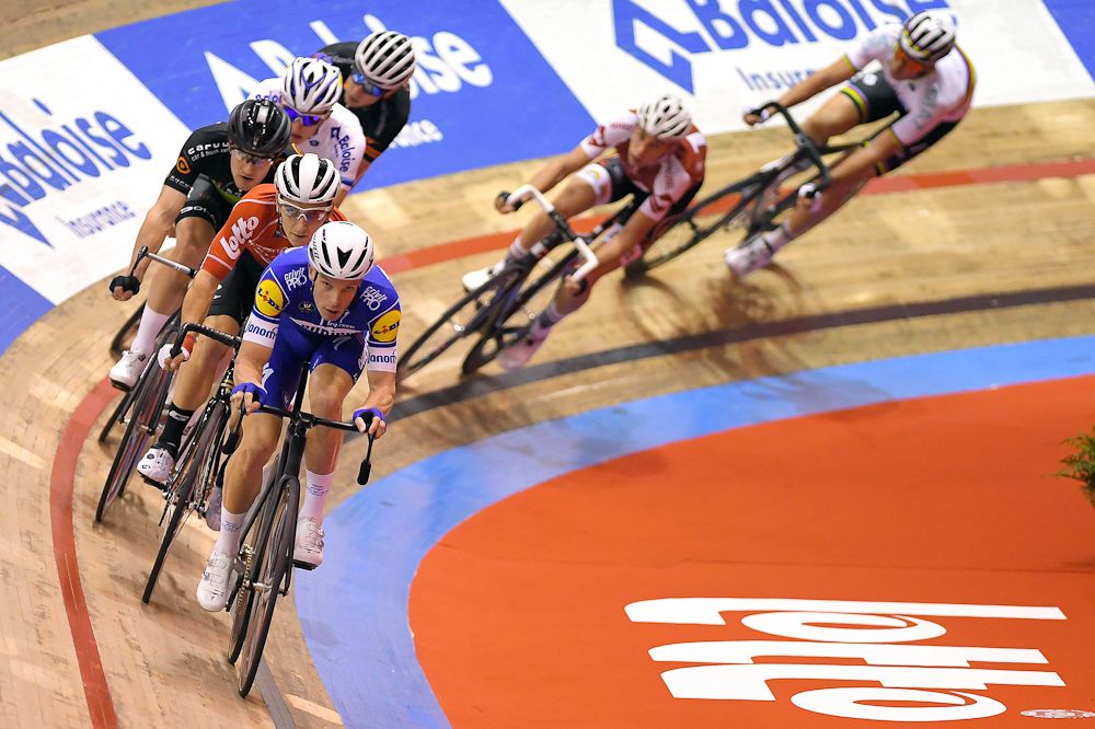 Iljo Keisse leads the bunch at the Gent Six day