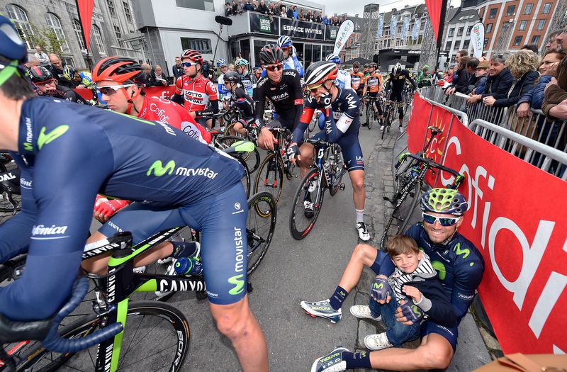 Alejandro Valverde with his son Pedro on the start line