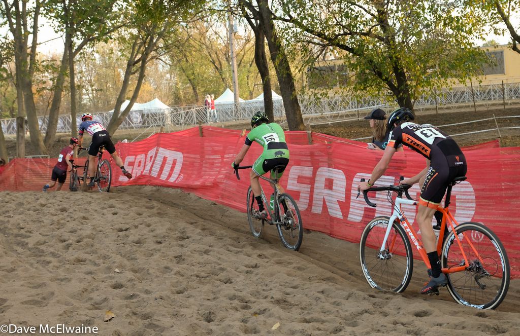 Jeremy Powers and others chase Tobin Ortenblad (Santa Cruz) through the sand