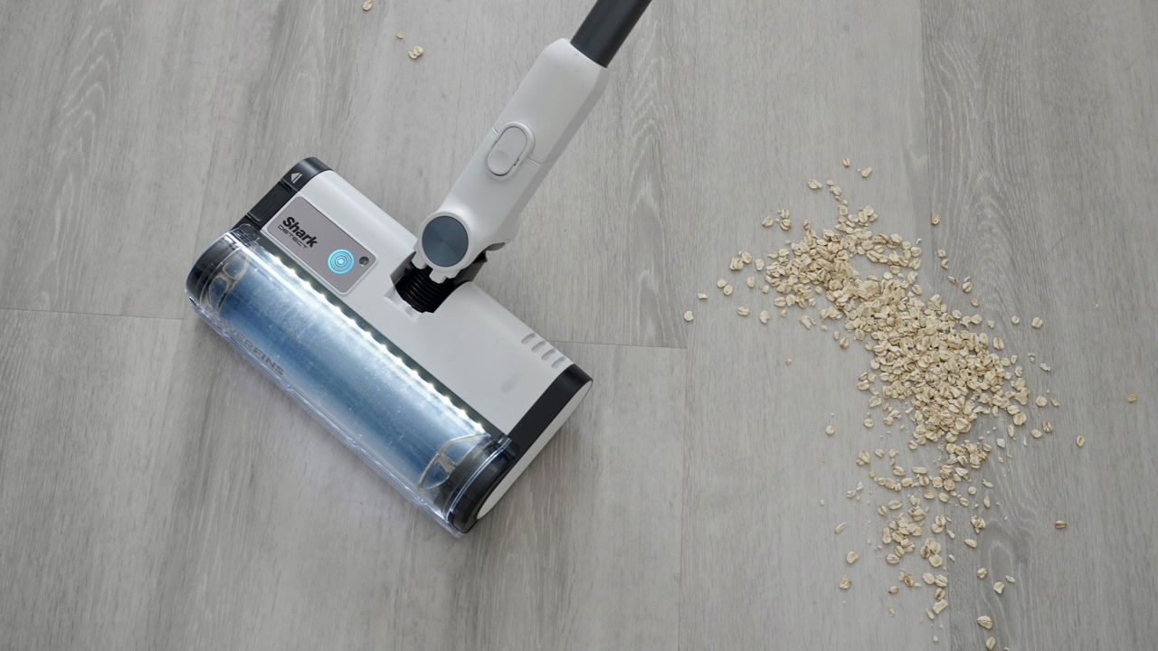 Shark Detect Clean &amp; Empty IW4621UKT vacuum cleaner in a home setting.