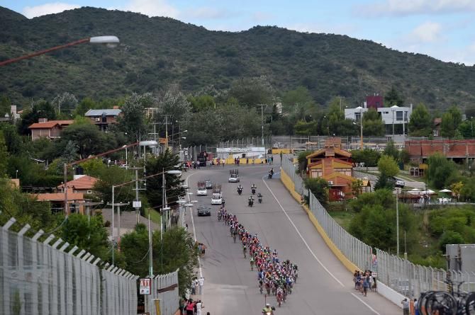 The peloton rolls down the Autodromo a Portezuelo Race Circuit.