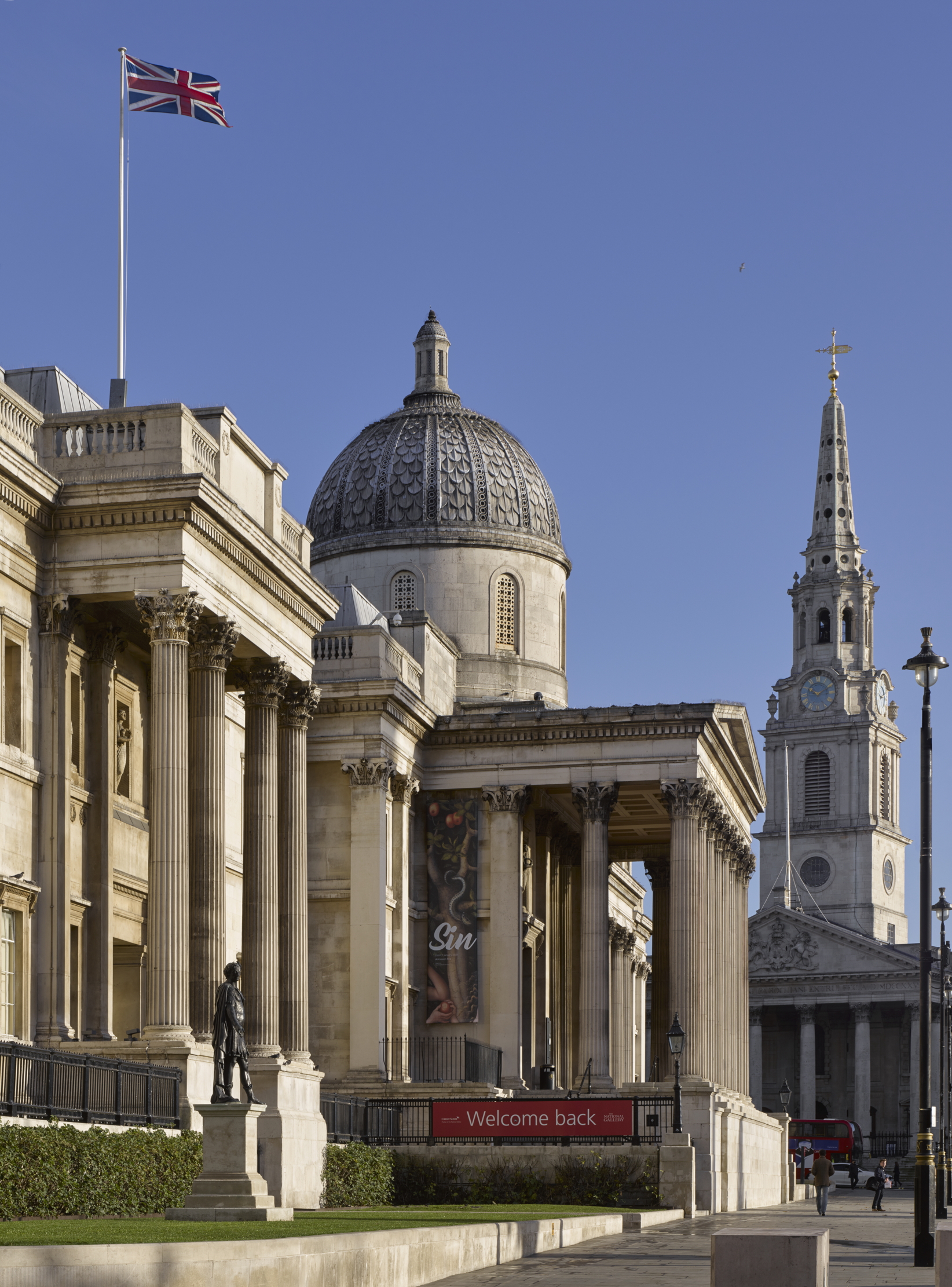 The Front of the National Gallery in Traflagar square