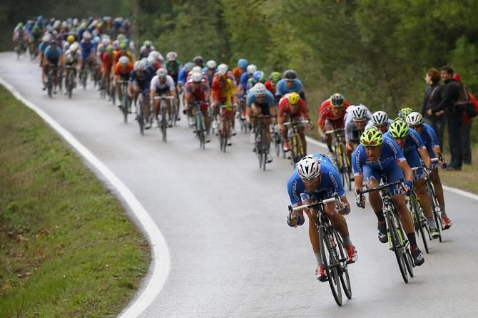 Daniele Bennati leads the Italian team on the descent