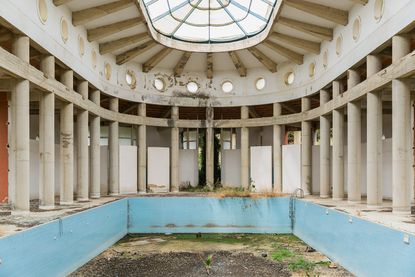 Interno piscina, Poggioreale, 2015, by Giuliano Severini