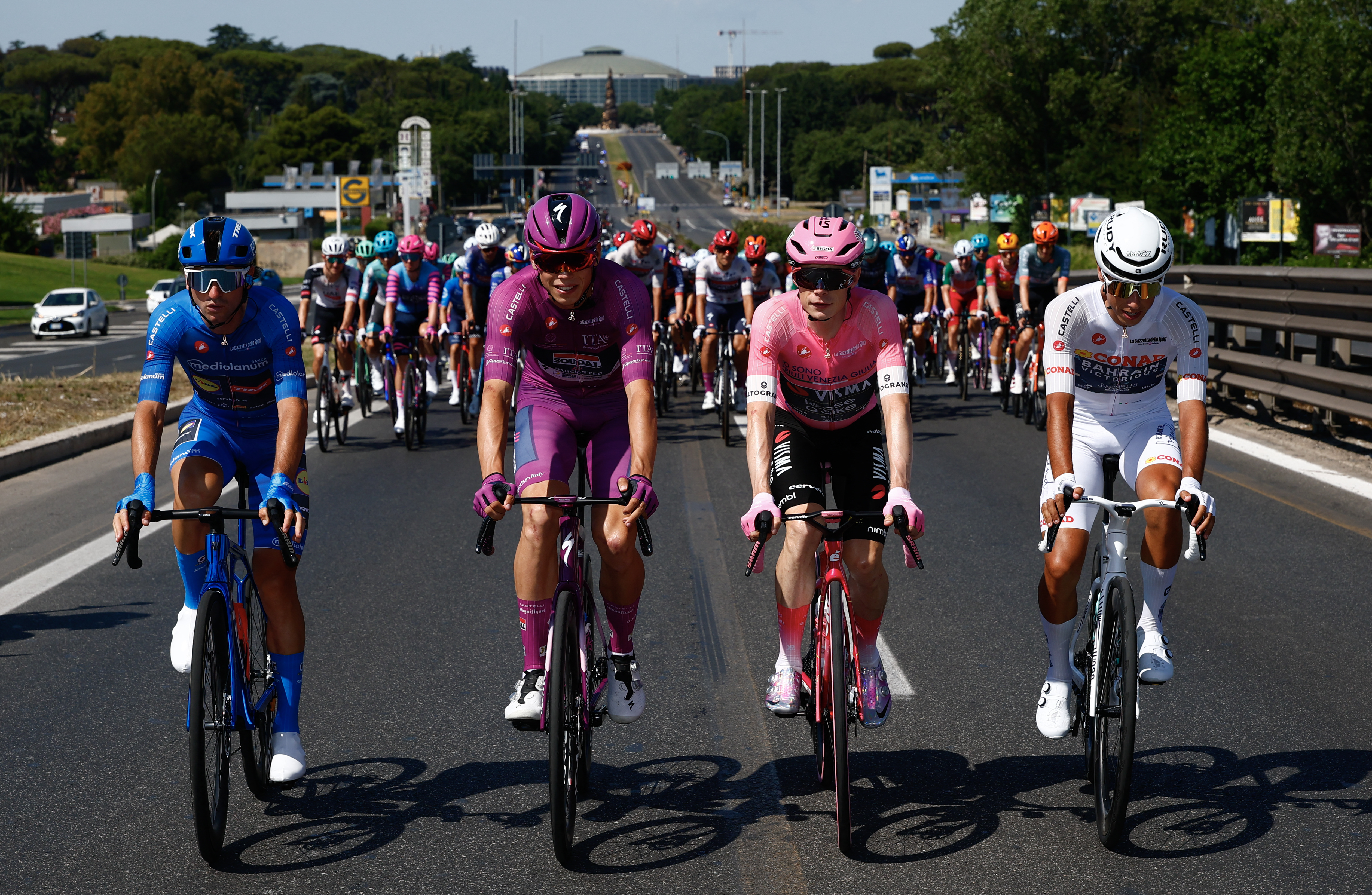 Giro d'Italia stage 21 LIVE: Riders enters the circuit around Rome as pace rises