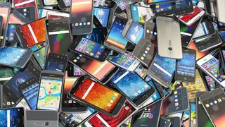 Viele Smartphones unterschiedlicher Marken und Alter auf einem Haufen