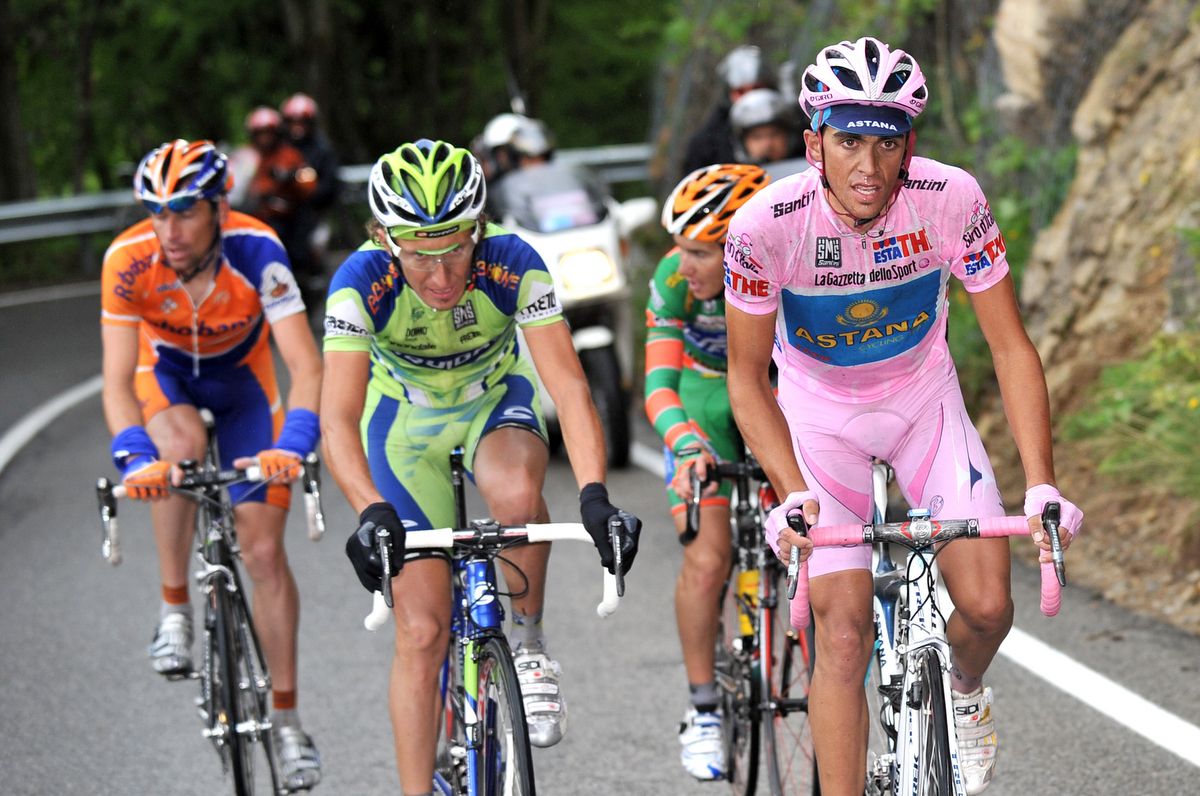 Alberto Contador opts for pink handlebar tape during the 2008 edition
