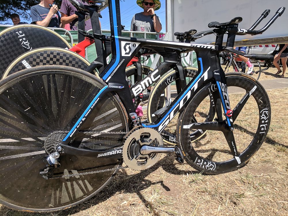 Durbridge's Scott was paired with a Shimano Dura-Ace 9000 series groupset, with a custom, oversized chainring