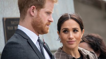 Prince Harry and Meghan Markle - Prince Harry, Duke of Sussex and Meghan, Duchess of Sussex lay ferns and a wreath at the tomb of the Unknown Warrior at the newly unveiled UK war memorial and Pukeahu National War Memorial Park, on October 28, 2018, in Wellington, New Zealand. The Duke and Duchess of Sussex are on their official 16-day Autumn tour visiting cities in Australia, Fiji, Tonga and New Zealand. 