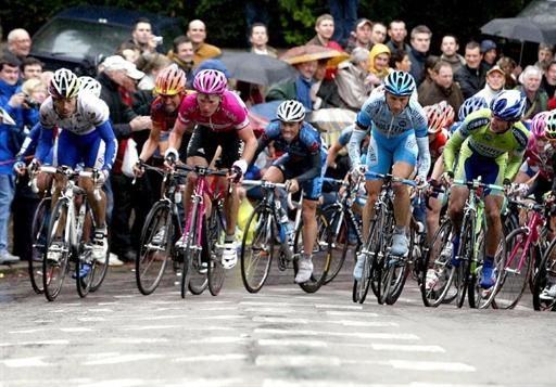 Three now extinct teams - T-Mobile, Liberty-Seguros and Gerolsteiner - make the final infamous turn on the Mur.