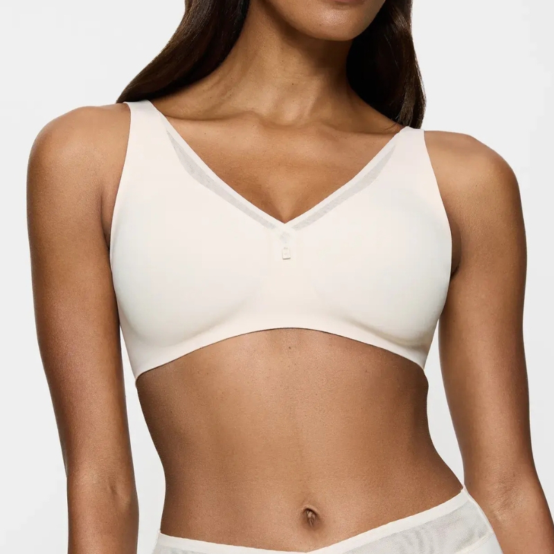 Model wearing Triumph true sensation minimiser bra