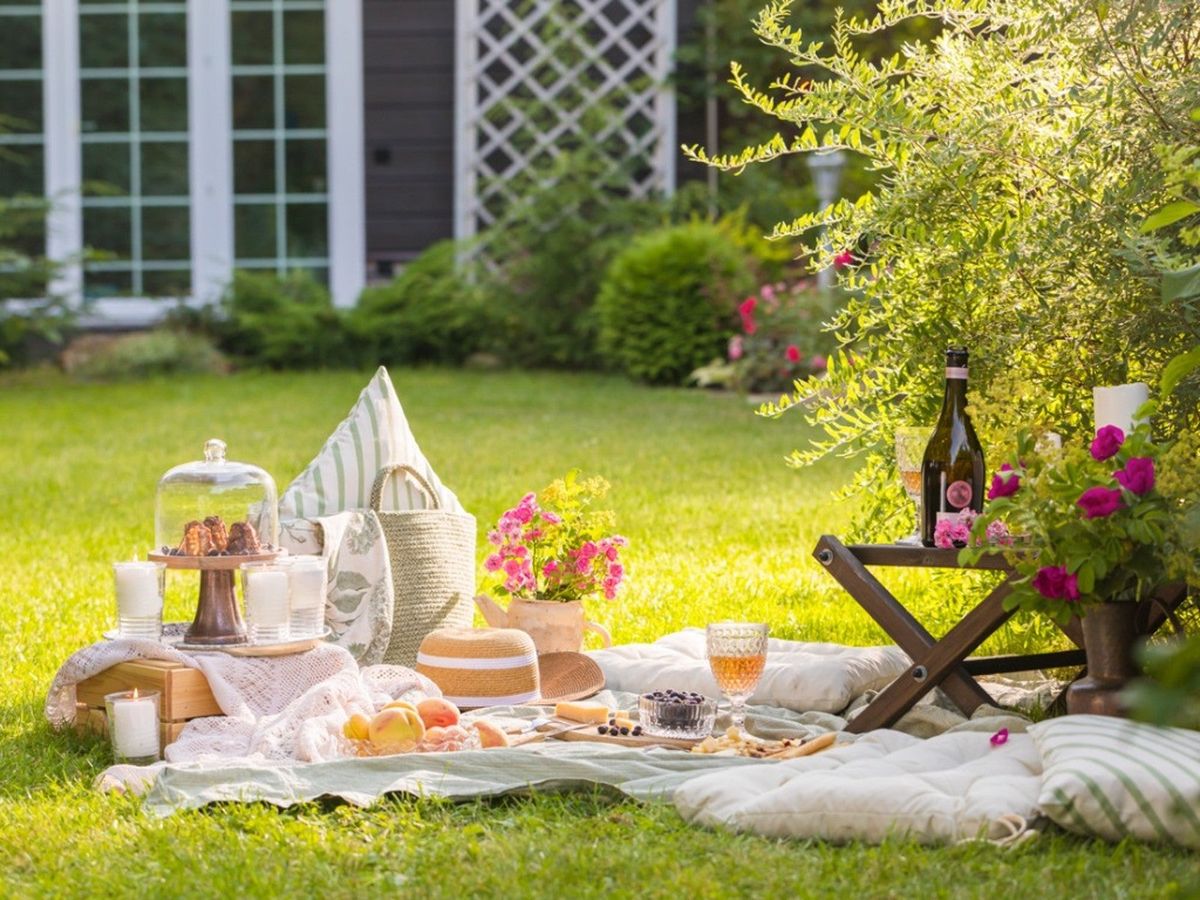 Create The Perfect Garden For A Summer Picnic | Gardening Know How