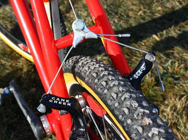 Tyre clearance is very generous up top on account of the small-diameter tubes.